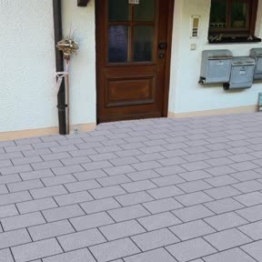 Pflasterfläche vor der Haustür, im Bild auf dem Boden platziert
